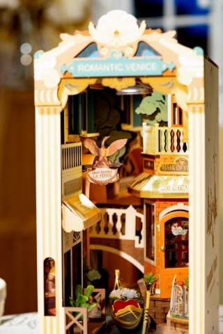 Hands Craft Book Nook Kit: Romantic Venice cover image